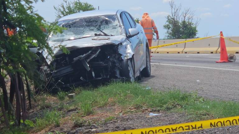 Un vehículo marca Kia Río, color gris, de modelo reciente, chocó contra la caja metálica de un tráiler