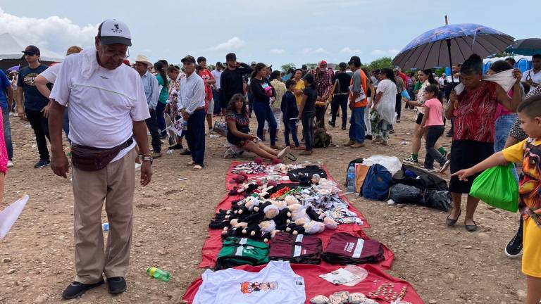 Pulseras, llaveros, peluches, camisetas y demás productos se podían encontrar en el único puesto de la ‘pejemanía’.