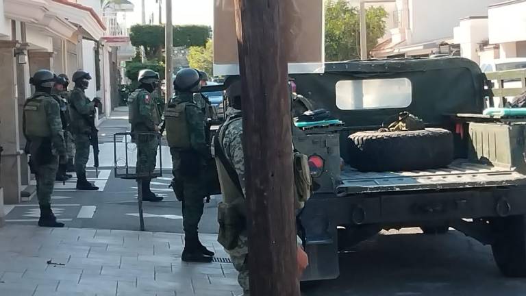 Fuerzas federales aseguran vehículos y armas al oriente de Las Quintas, en Culiacán