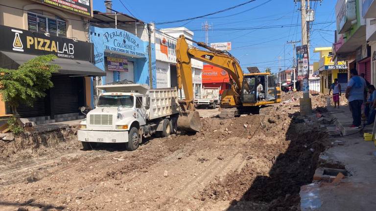 Trabajos de inducción y conexión del sistema de drenaje en la avenida Insurgentes, en Mazatlán.