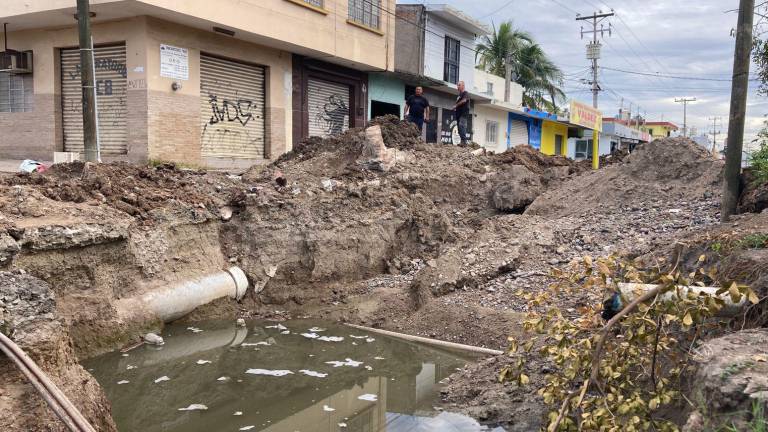 Aún en varias cuadras se observan excavaciones y partes de la red hidrosanitaria en proceso de cambio.