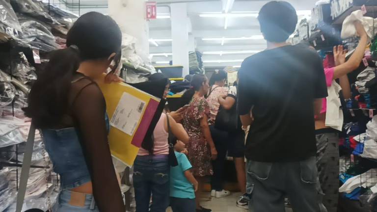 Las tiendas de uniformes lucieron abarrotadas este domingo.