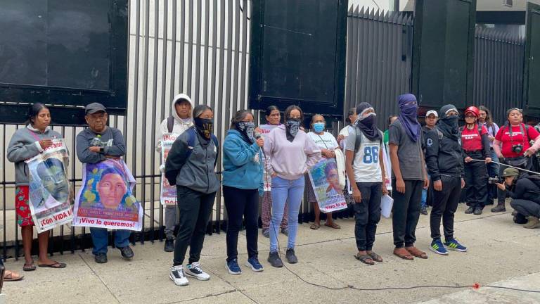 Los manifestantes llegaron a bordo de múltiples autobuses y se colocaron enfrente del edificio del Senado.