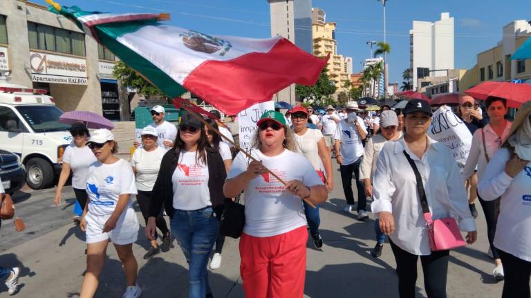 Por la libertad y la justicia, los trabajadores del Poder Judicial de la Federación marchan por la avenida Camarón Sábalo.