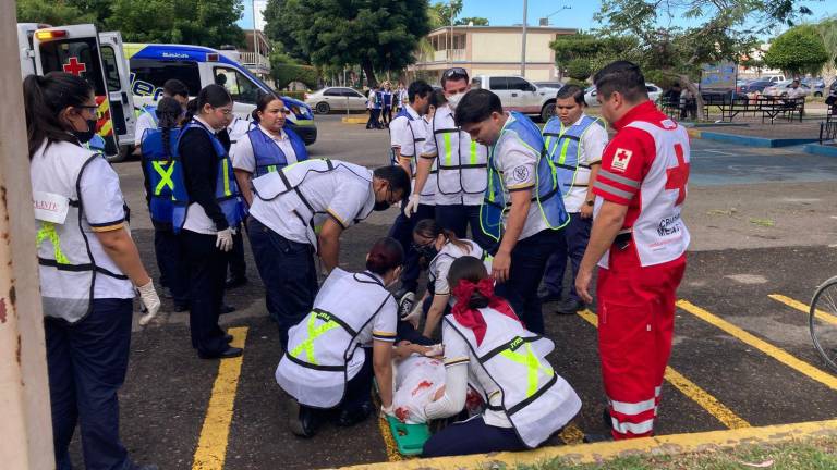 En el simulacro participaron las y los estudiantes de cuarto año de la carrera de Enfermería como parte de la materia denominada Desastres.