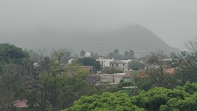 Un día nublado y con una ligera lluvia sorprendió a vecinos de El Rosario.