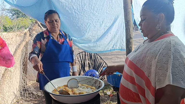 Comparte Marcia los ‘olores’ del negocio del atole de pinole y los bollitos en Escuinapa