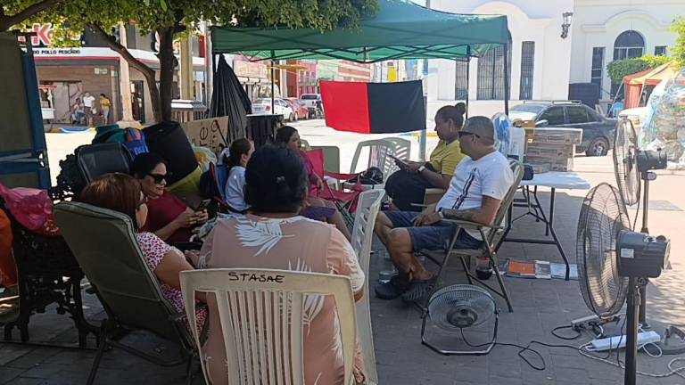 A las afueras del Palacio, colchones, catres, mesas con sillas, enseres domésticos y comida se han colocado por parte de los sindicalizados que están en huelga.