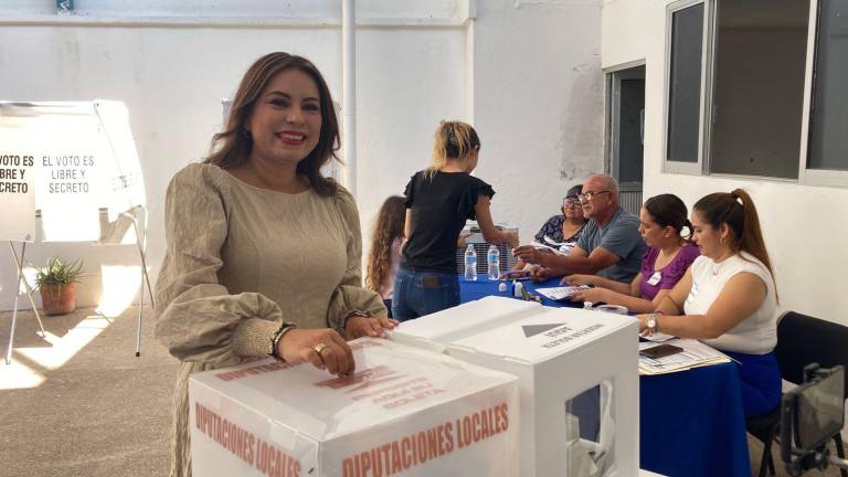 Wendy Barajas acude a votar por dirigencia estatal del PAN