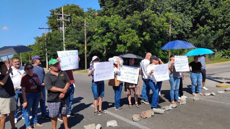 Bloquean los dos carriles de Leonismo Internacional en protesta por construcción de un edificio departamental