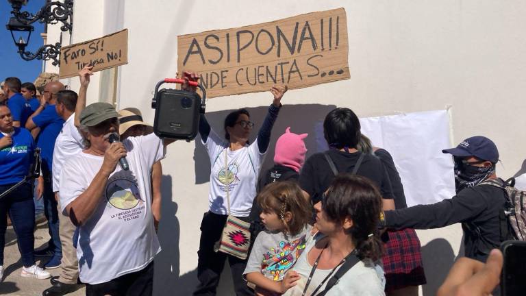 Los manifestantes se hicieron presentes con sus cartulinas y mantas que mostraban su inconformidad hacia la Tirolesa de Mazatlán.