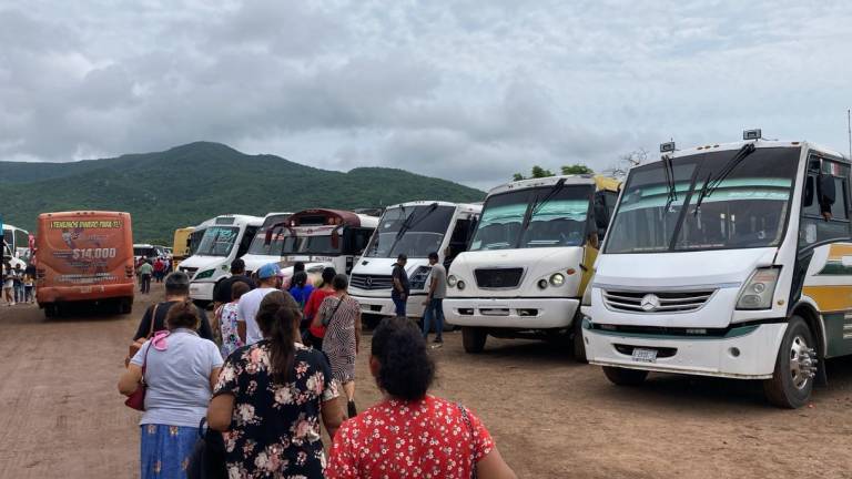 Al llegar a El Matadero, El Rosario, los camiones de Alianza se unieron a los demás transportes que abarrotaron los estacionamientos del sitio.