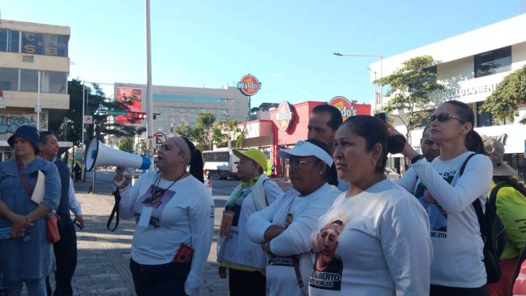 El colectivo de búsqueda emprendió una marcha sobre la avenida Álvaro Obregón hasta el Palacio Municipal clamando por la aparición con vida de sus desaparecidos.