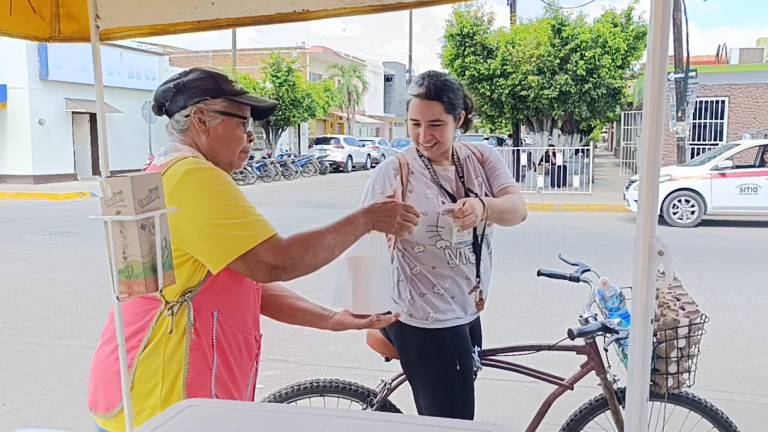 Desde Nayarit, ‘Doña Chepi’ llega a Escuinapa con su tejuino para sacar adelante a sus siete hijos