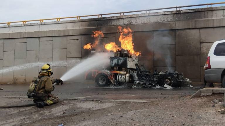 La camioneta se incendió a un costado del puente de la carretera Benito Juárez, La Costerita, en Culiacán.