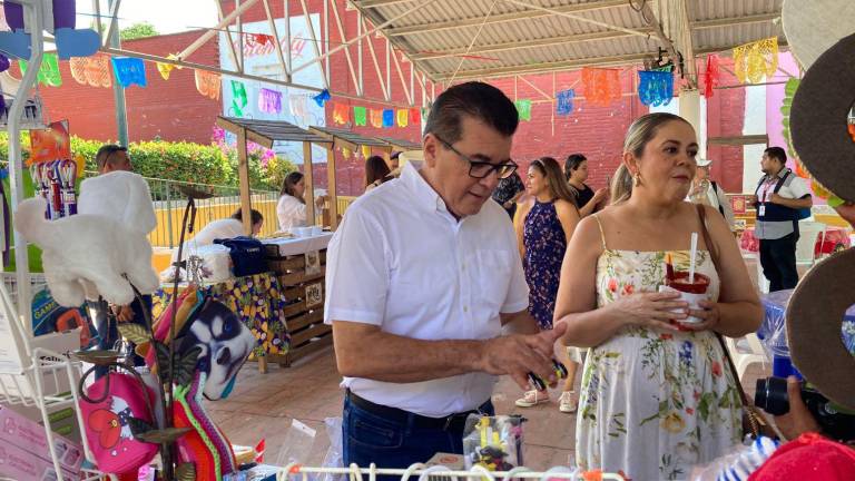 El Alcalde Édgar González Zataráin y su esposa visitaron este domingo el pueblo artesanal de La Noria.