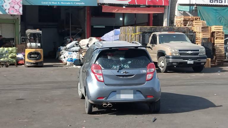 Persecución deja un auto baleado dentro del Mercado de Abastos de Culiacán