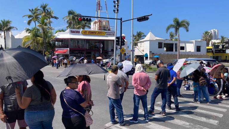 Fue cerca de las 9:00 horas cuando los manifestantes llegaron a la glorieta donde inicia la Zona Dorada.