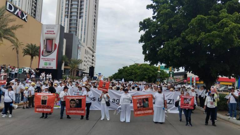 Ciudadanos se unieron a la marcha ‘Culichis por la paz’ desde las 10:00 horas de este domingo.