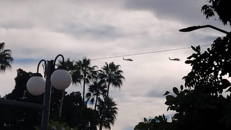 El sobrevuelo de un par de aeronaves militares sorprendió a los vecinos del primer cuadro de la ciudad.