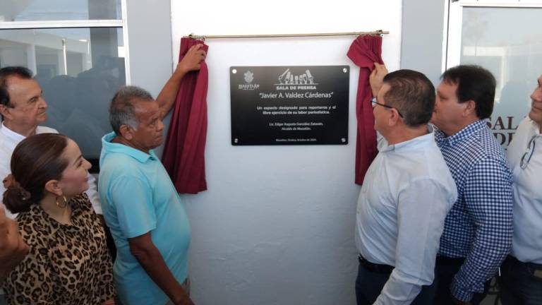 El Alcalde Édgar González Zatarain y ex compañeros del periodista Javier Valdez fue el encargado de develar la placa.