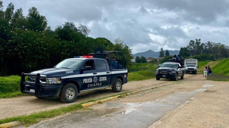 Policías estatales y federales trasladaron a 107 pobladores de Tzanembolóm.