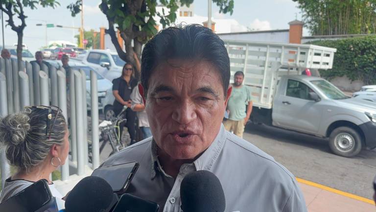 El ex Gobernador de Sinaloa acudió a la misa de cuerpo presente de Héctor Melesio Cuén Ojeda.