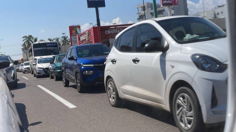 El congestionamiento vial ya provoca el malestar de los automovilistas.