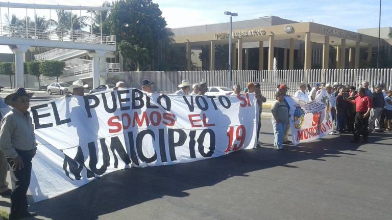 Manifestación de habitantes de Eldorado frente al Congreso del Estado, en diciembre de 2014.