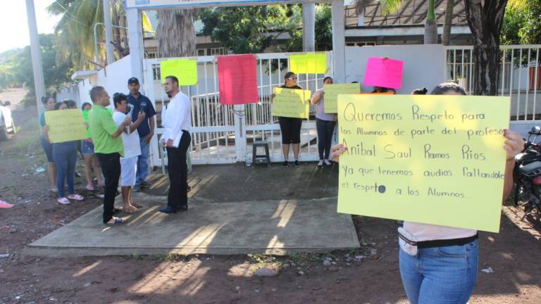 Desde las 5:00 horas, los manifestantes se instalaron en la entrada de la secundaria Benito Juárez, en Chametla.