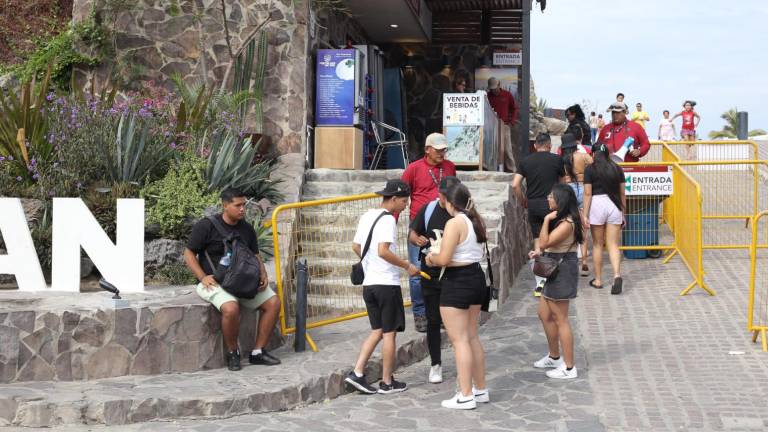 Aprovechan visitantes el clima frío para subir al Faro de Mazatlán