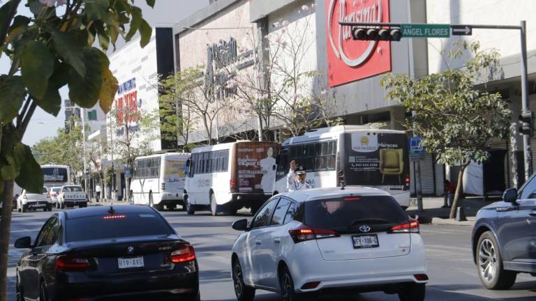 Este lunes, Noroeste constató que en varias cuadras de la avenida Álvaro Obregón de la ciudad de Culiacán había semáforos sin funcionar.