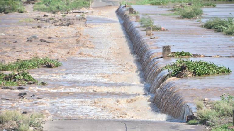 El camino que conecta con la colonia Juntas del Humaya, al noroeste de la ciudad, permanece inundado.