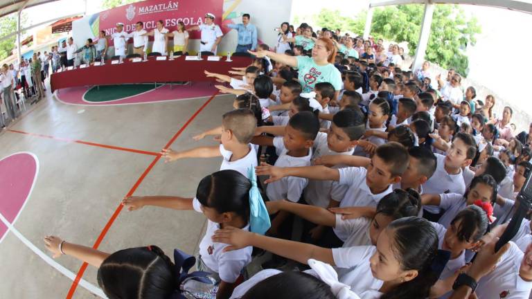 El Lunes Cívico se celebró en la Escuela Primaria Estatal “Renato Vega Amador”.