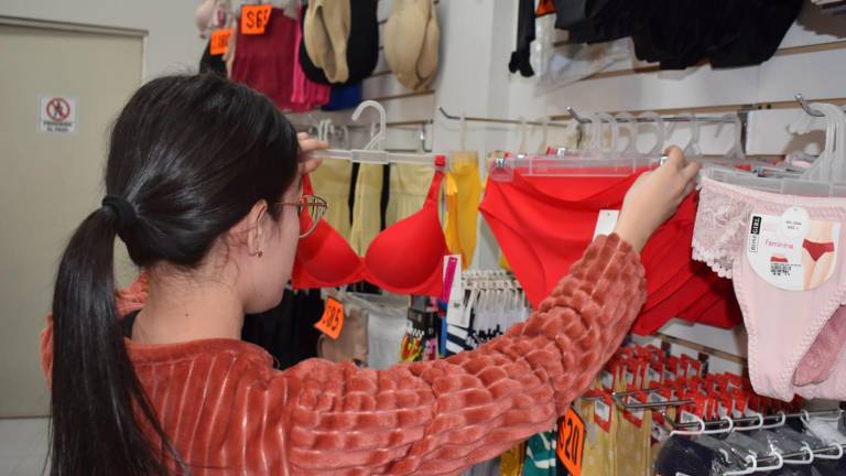 Calzones rojos y amarillos es lo que más se vende en las tiendas de ropa