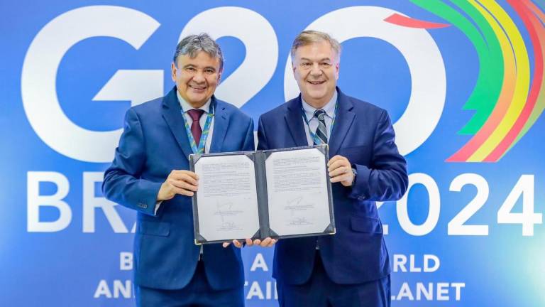 Daniel Balaban, del PMA, y el Ministro Wellington Dias (MDS) durante la firma de la colaboración entre el Programa Mundial de Alimentos y Brasil.