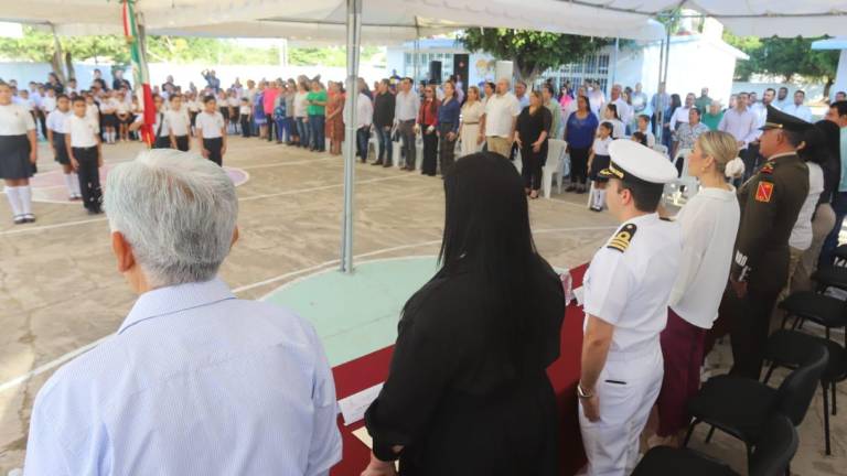 Celebra Estrella Palacios primer Lunes Cívico en primaria de la comunidad de Escamillas