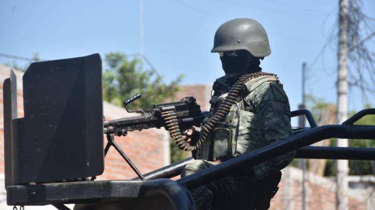 Arriban este martes a Culiacán 300 elementos más del Ejército; este miércoles llegarán más, anuncian