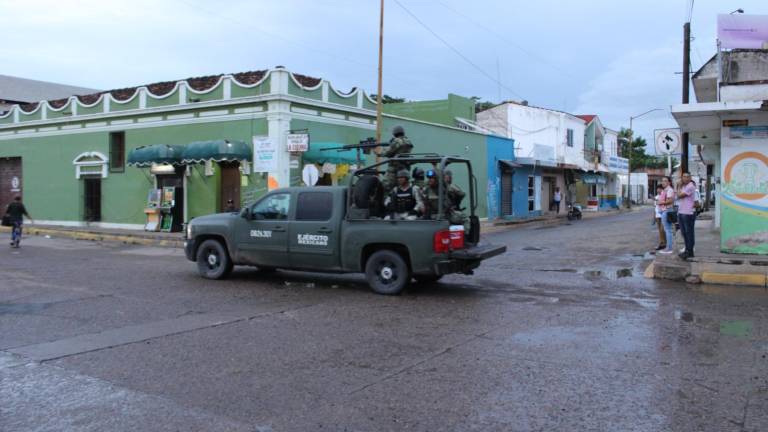 Personal del Ejército patrulla en la cabecera municipal de Rosario.