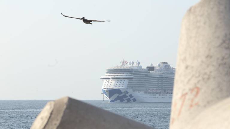 Con 3 mil 706 pasajeros y 1 mil 351 tripulantes, atracó el navío en el muelle de la Administración Portuaria Nacional de Mazatlán cerca de las 8:45 horas.