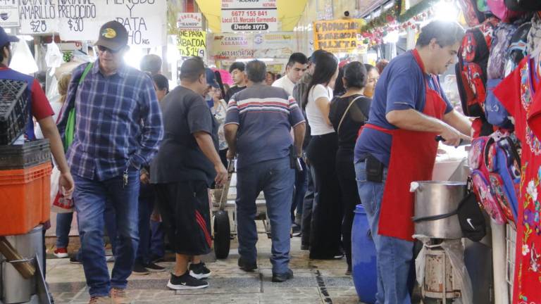 Previo al fin de año, decenas de clientes se dieron cita este lunes en el Mercado Garmendia en Culiacán.