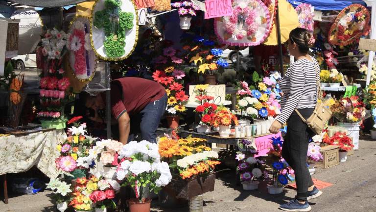 Vendedores de flores, globos, veladoras, electrónicos, y antojitos mexicanos señalaron que no ha habido el suficiente flujo de gente, como en años anteriores.