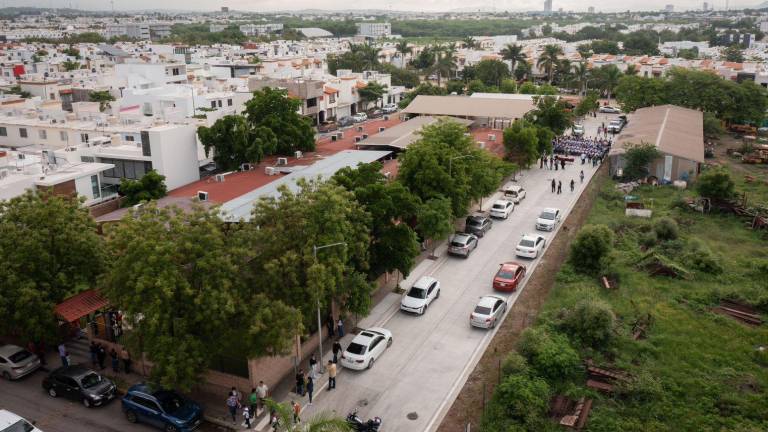 Este lunes, las autoridades entregaron una calle pavimentada a la Escuela Técnica Industrial 92.