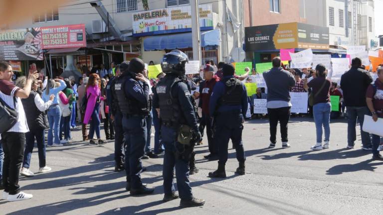 Alrededor de cinco elementos de la Policía Municipal acudieron al llamado, pero se retiraron a la brevedad.