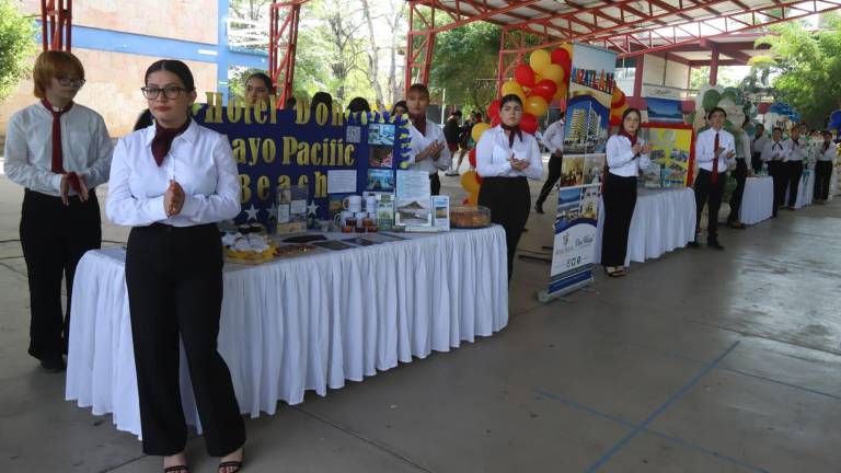 Un total de 98 estudiantes de ambos turnos instalaron 16 stands