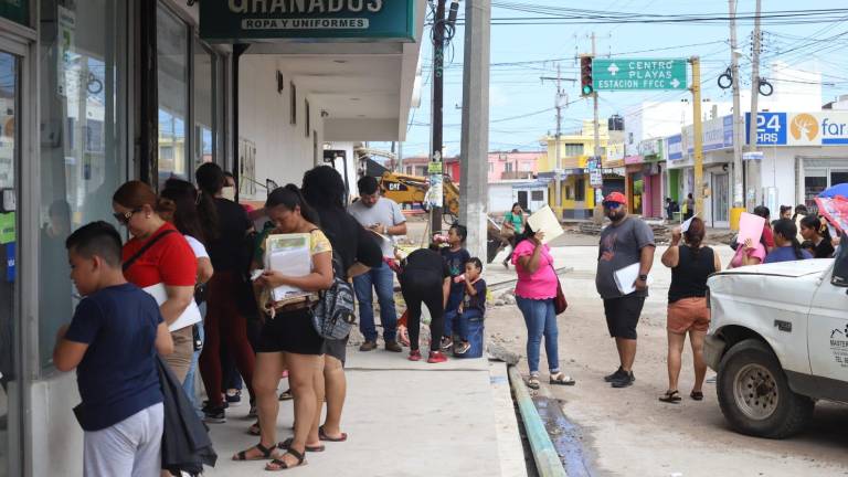 Inicia con afluencia moderada el canje de uniformes y útiles escolares gratuitos en la colonia Juárez, en Mazatlán