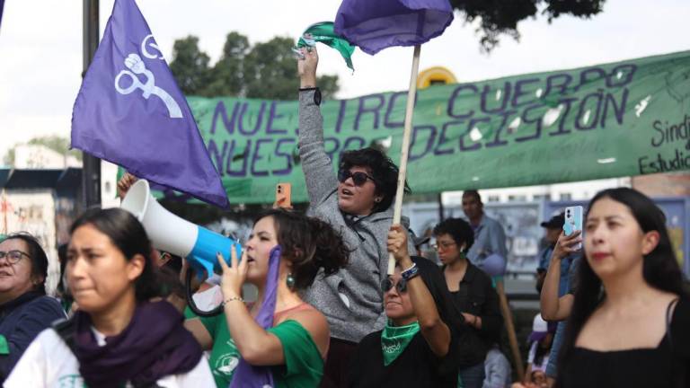 Manifestación en la Glorieta de las Mujeres que Luchan, donde realizaron un pañuelazo y mitin en marco del #28S.