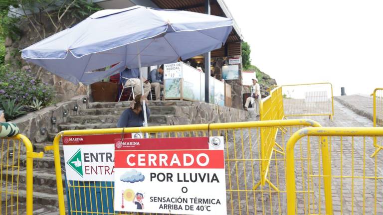 Fue alrededor de las 10:00 cuando cerraron por primera vez debido a las lluvias; la segunda vez fue a las 12:30 horas.