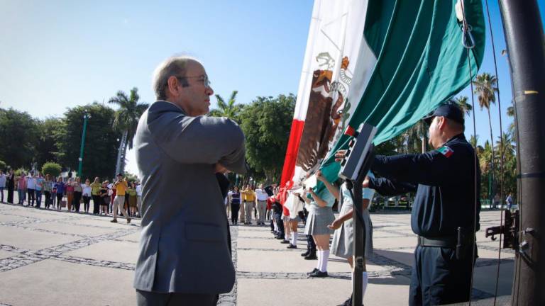 El Gobierno de Sinaloa celebró un acto cívico encabezado por el director general del Cobaes.