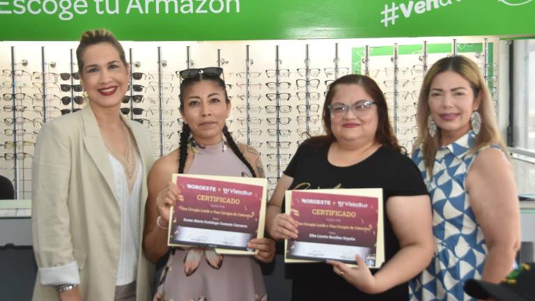 Las ganadoras Elva Lizette Bonillas Sopeña y Susan María Guadalupe Guzmán obtuvieron su reconocimiento y entrega de certificado .